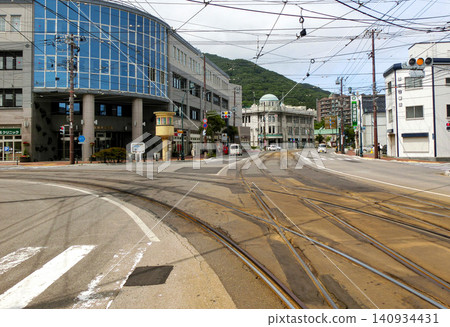 [Small logo without figures] Hakodate, from the Jujigai tram stop intersection, towards Across Jujigai and the Community Development Center. 140934431