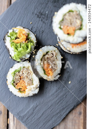 韓式海苔卷,盛於石板盤中:烤肉紫菜包飯 韓式海苔卷,盛於石板盤中:烤肉紫菜包飯 140934472
