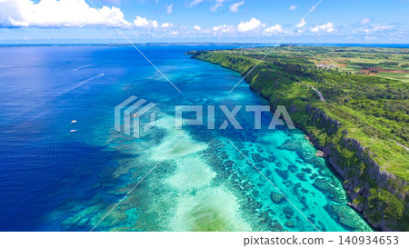 無人機空拍畫面展現了伊良部島北部海岸的懸崖和美麗的珊瑚礁。 無人機空拍畫面展現了伊良部島北部海岸的懸崖和美麗的珊瑚礁。 140934653