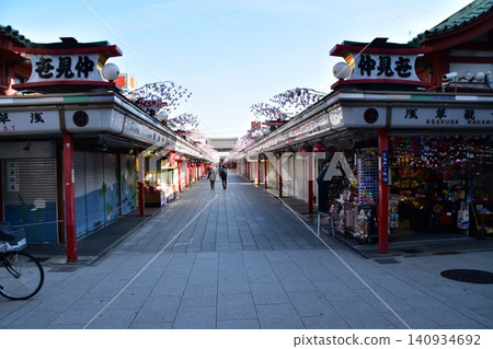 日本東京淺草的淺草寺:春天的仲見世通,屋頂上裝飾著人造櫻花;清晨商店街在營業時間之前。 日本東京淺草的淺草寺:春天的仲見世通,屋頂上裝飾著人造櫻花;清晨商店街在營業時間之前。 140934692