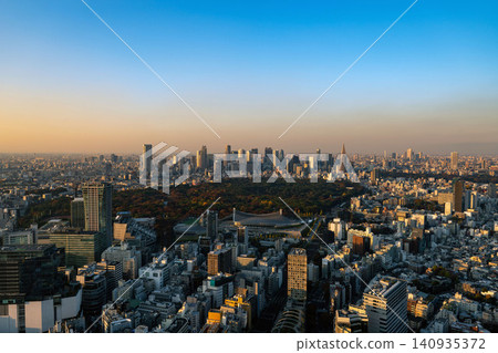 黃昏時分,新宿御苑和新宿摩天大樓的全景。 黃昏時分,新宿御苑和新宿摩天大樓的全景。 140935372