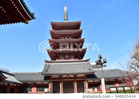 春日的日本東京淺草:淺草寺的五重塔和美麗的藍天。 春日的日本東京淺草:淺草寺的五重塔和美麗的藍天。 140935414