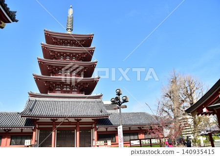 春日的日本東京淺草:淺草寺的五重塔和美麗的藍天。 春日的日本東京淺草:淺草寺的五重塔和美麗的藍天。 140935415