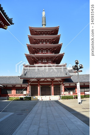 春日的日本東京淺草：淺草寺的五重塔和美麗的藍天。 140935416