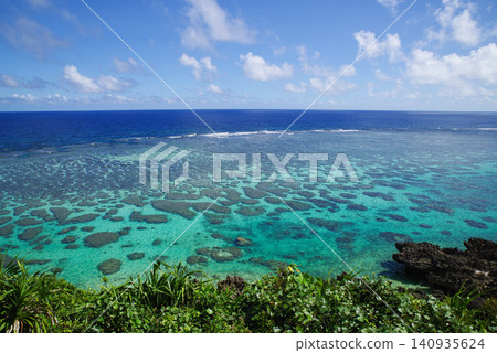 The crystal-clear Miyako Blue sea and the Ryukyu limestone in the foreground - Ingya The crystal-clear Miyako Blue sea and the Ryukyu limestone in the foreground - Ingya 140935624