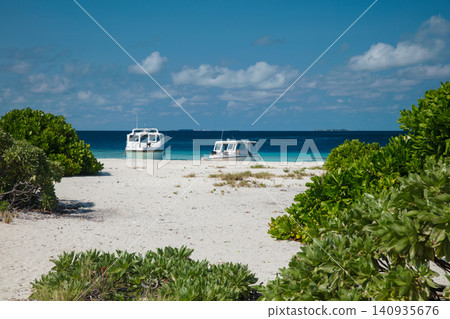 Boat on a sunny tropical beach Boat on a sunny tropical beach 140935676