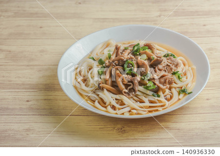 冷烏龍麵配蘑菇和豬肉 冷烏龍麵配蘑菇和豬肉 140936330