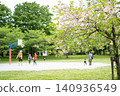 【舍人公園】樹木仍盛開著花朵，人們在籃球場上打球。 140936549