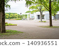 【舍人公園】服務中心前的鬱鬱蔥蔥的樹木和廣場 140936551