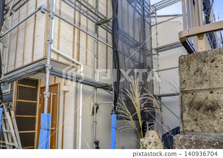 獨立式住宅外牆翻新工程;入口周圍正在施工。 獨立式住宅外牆翻新工程;入口周圍正在施工。 140936704