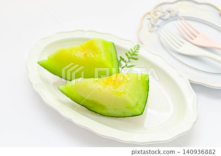 Cutting a fully ripened green-fleshed melon Cutting a fully ripened green-fleshed melon 140936882