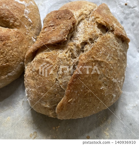 自製黑麥麵包的特寫鏡頭 自製黑麥麵包的特寫鏡頭 140936910