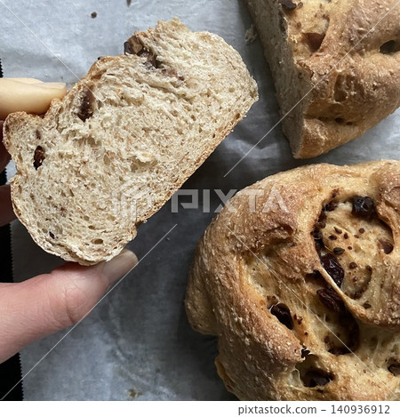 自製黑麥麵包的橫切面。 自製黑麥麵包的橫切面。 140936912