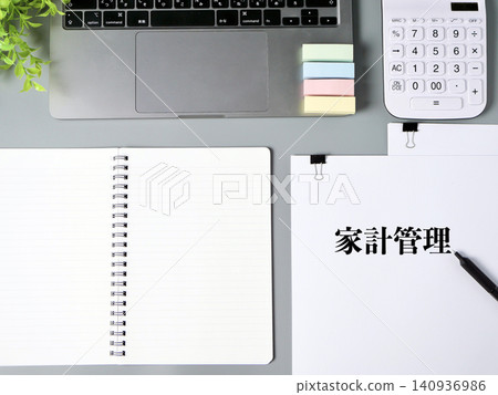 辦公桌辦公用品包括筆記型電腦、筆記本和計算器,旨在喚起人們對自我投資的印象。 辦公桌辦公用品包括筆記型電腦、筆記本和計算器,旨在喚起人們對自我投資的印象。 140936986