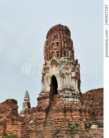 Vertical Close Up Shot Of Ancient Prang Spire Architecture. Vertical Close Up Shot Of Ancient Prang Spire Architecture. 140937597