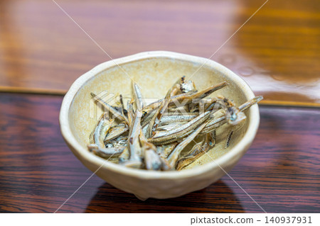 [#Gourmet] Dried sardines served in a small bowl 140937931