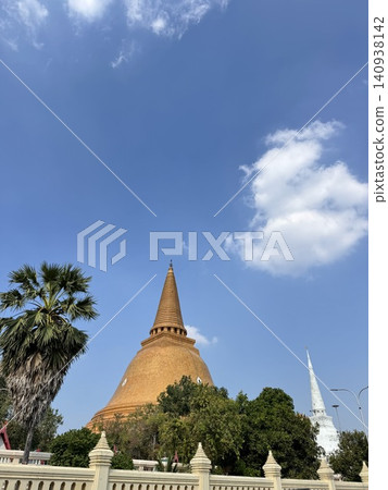 Distant Vertical Landscape Of Monumental Phra Pathom Chedi. Distant Vertical Landscape Of Monumental Phra Pathom Chedi. 140938142
