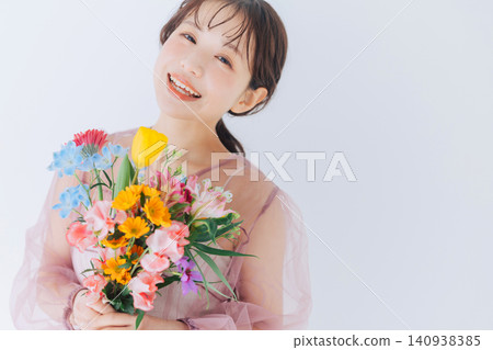 有花束的少婦 140938385
