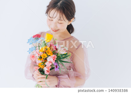 Young woman with a bouquet Young woman with a bouquet 140938386