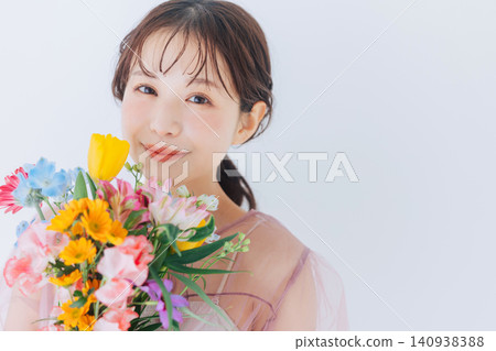 Young woman with a bouquet Young woman with a bouquet 140938388