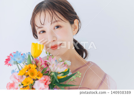 有花束的少婦 140938389