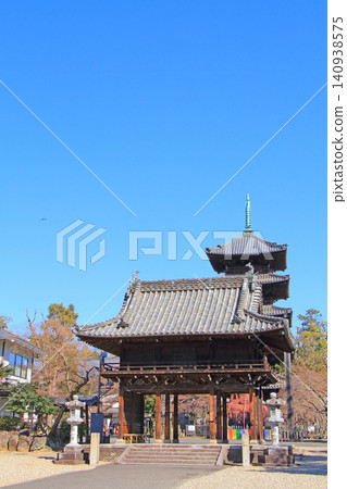Scenery of the middle gate of Yagotoyama Koshoji Temple, Nagoya City, Aichi Prefecture Scenery of the middle gate of Yagotoyama Koshoji Temple, Nagoya City, Aichi Prefecture 140938575