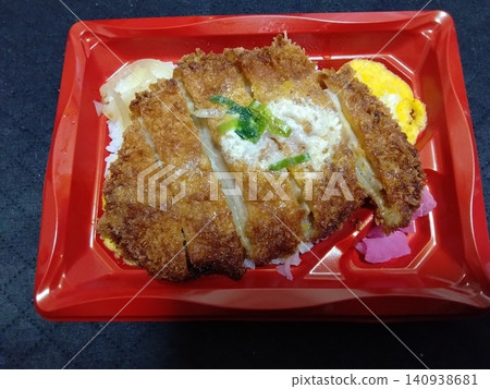 A cheap and delicious katsudon bento box for around 200 yen A cheap and delicious katsudon bento box for around 200 yen 140938681