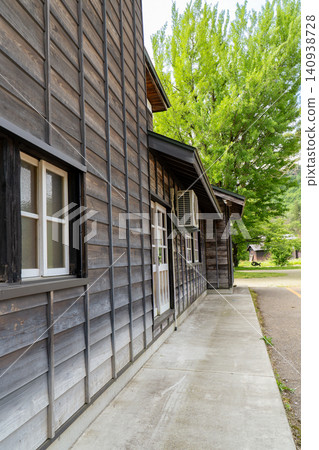 Retro elementary school building Retro elementary school building 140938728