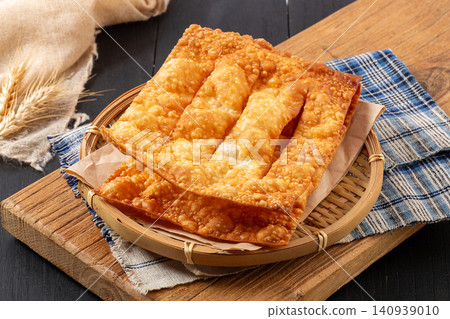 traditional Deep Fried Crispy Guo Bian Er Crackers, Thin Golden Sheet for Jianbing Guazi Filling traditional Deep Fried Crispy Guo Bian Er Crackers, Thin Golden Sheet for Jianbing Guazi Filling 140939010