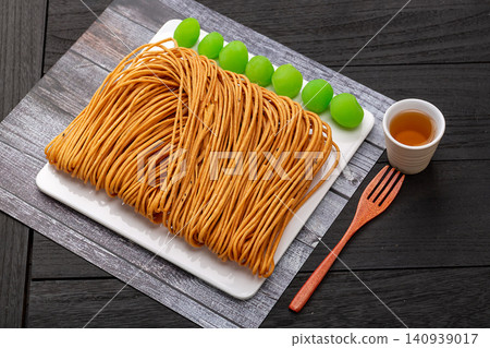 traditional Chinese Deep Fried Sanzi, Crispy Golden Thread Fried Dough Twist Pastry 140939017