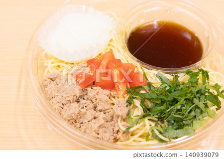 冷義大利麵配鮪魚、白蘿蔔絲和紫蘇葉 冷義大利麵配鮪魚、白蘿蔔絲和紫蘇葉 140939079