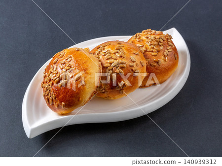 traditional Sweet Xinjiang Naan Bread Stuffed with Raisins and Topped with Seeds traditional Sweet Xinjiang Naan Bread Stuffed with Raisins and Topped with Seeds 140939312
