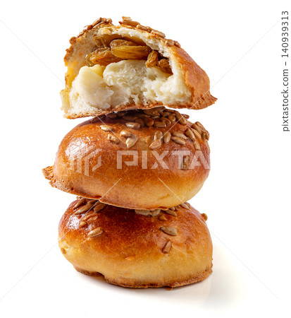 traditional Sweet Xinjiang Naan Bread Stuffed with Raisins and Topped with Seeds traditional Sweet Xinjiang Naan Bread Stuffed with Raisins and Topped with Seeds 140939313