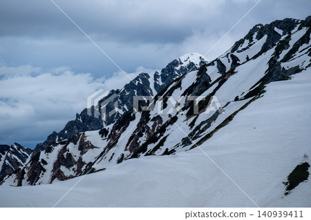 一個尖銳的點矗立在動盪的天氣中 一個尖銳的點矗立在動盪的天氣中 140939411