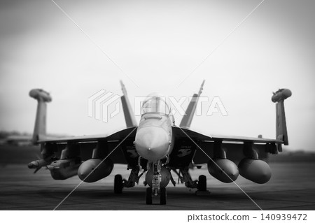 一架美國海軍陸戰隊的F/A-18「大黃蜂」戰鬥機,機翼已折疊。 一架美國海軍陸戰隊的F/A-18「大黃蜂」戰鬥機,機翼已折疊。 140939472