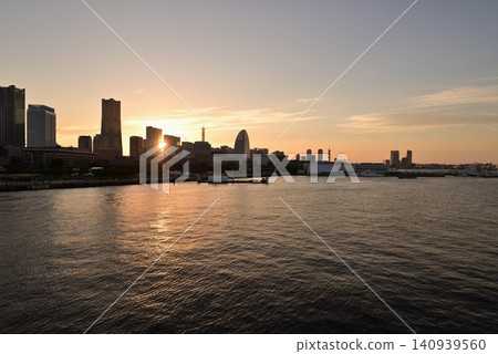 從大棧橋碼頭看到的夕陽下的港未來。 從大棧橋碼頭看到的夕陽下的港未來。 140939560