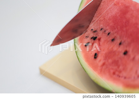 Cut the watermelon with a kitchen knife 140939605