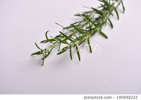 《迷迭香,香草,芳香草本植物,配料,白色背景,烹飪配料,留白》 《迷迭香,香草,芳香草本植物,配料,白色背景,烹飪配料,留白》 140940222