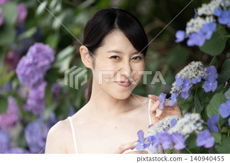 微笑的女人與繡球花 140940455