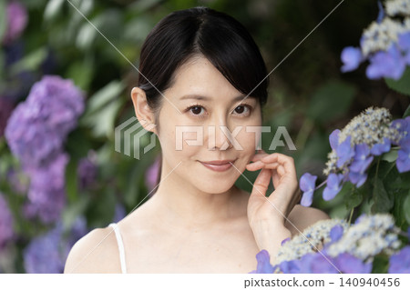 微笑的女人與繡球花 微笑的女人與繡球花 140940456