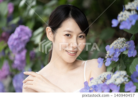 微笑的女人與繡球花 微笑的女人與繡球花 140940457