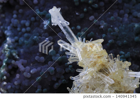 crystal quartz isolated crystal quartz isolated 140941345