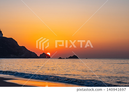 A view of the sunrise from Koijigahama Beach in Tahara City (Aichi Prefecture) A view of the sunrise from Koijigahama Beach in Tahara City (Aichi Prefecture) 140941697