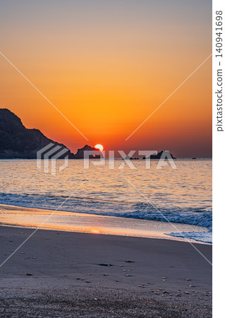 A view of the sunrise from Koijigahama Beach in Tahara City (Aichi Prefecture) A view of the sunrise from Koijigahama Beach in Tahara City (Aichi Prefecture) 140941698