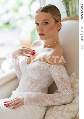 Bride in elegant off-the-shoulder wedding dress Bride in elegant off-the-shoulder wedding dress 140942363