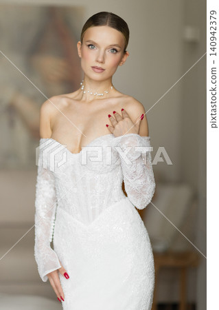 Woman wearing pearl necklace with elegant makeup Woman wearing pearl necklace with elegant makeup 140942379