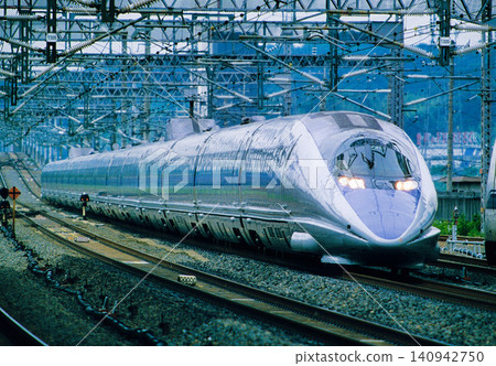 A 500 series Shinkansen W formation (full 16-car train) running at Maibara Station on the Tokaido Shinkansen line (photo of the train formation). A 500 series Shinkansen W formation (full 16-car train) running at Maibara Station on the Tokaido Shinkansen line (photo of the train formation). 140942750
