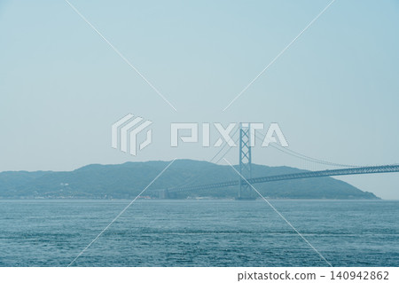 從海看到的明石海峽大橋 從海看到的明石海峽大橋 140942862