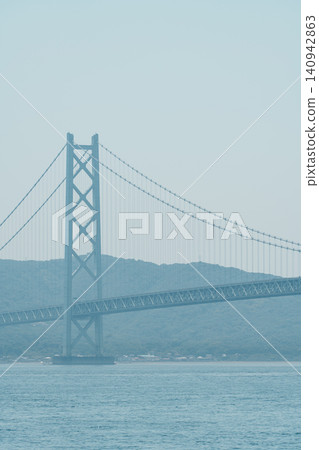 從海上看到的明石海峽大橋 從海上看到的明石海峽大橋 140942863