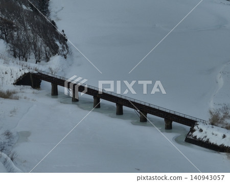 北海道，雪原中仍保留原小濱南線大西川橋的冬日景色 140943057
